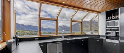 Køleskab, mikrobølgeovn, ovn, kogeplade