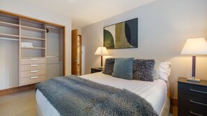 4 habitaciones, tabla de planchar con plancha, wifi y ropa de cama 