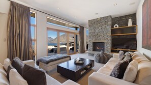 Smart TV, fireplace