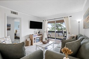 Televisor intel·ligent, llar de foc i llibres