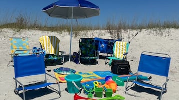 Plage à proximité, chaises longues, serviettes de plage