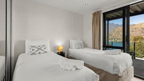 4 bedrooms, iron/ironing board, WiFi, bed sheets - Goldrush Way 4BR 3BA Lake & Mountain Views (Queenstown)