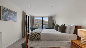 4 bedrooms, iron/ironing board, WiFi, bed sheets - Goldrush Way 4BR 3BA Lake & Mountain Views (Queenstown)