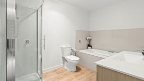 Shower, hair dryer, towels, shampoo - Goldrush Way 4BR 3BA Lake & Mountain Views (Queenstown)