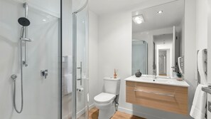 Shower, hair dryer, towels, shampoo - Goldrush Way 4BR 3BA Lake & Mountain Views (Queenstown)