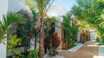 Standalone Bungalow with King Bed and Terrace | 花园景观
