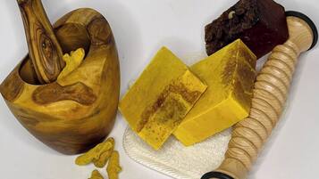 Un mortero y maja de madera, un rodillo de madera y algunos bloques amarillos.