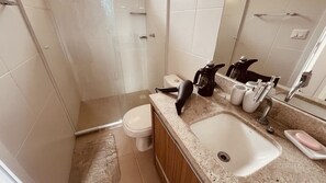 Hiustenkuivaaja, pyyhkeet, saippua, vessapaperi