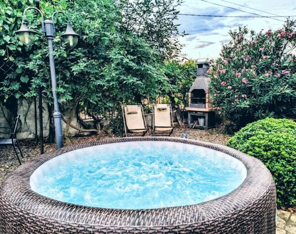 Tina de hidromasaje al aire libre