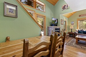 Dining - Riverfront Fall River Condo • Fireplace• Close to RMNP (Estes Park)