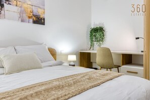 3 Schlafzimmer, Schreibtisch, Bügeleisen/Bügelbrett, Reisekinderbett