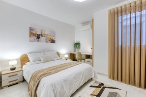 Työpöytä, silitysrauta/-lauta, vauvan matkasänky, Wi-Fi