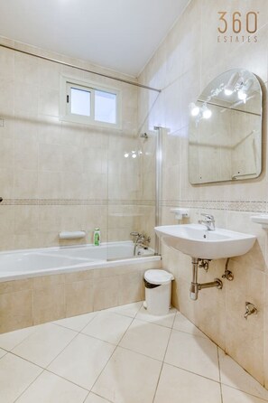Hair dryer, towels - A lovely 2Br home just off Spinola Bay (St. Julian`s)
