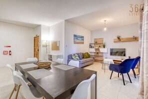 TV - A lovely 2Br home just off Spinola Bay (St. Julian`s)