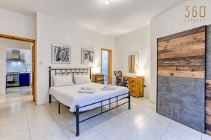 Desk, iron/ironing board, travel cot, WiFi - A lovely 2Br home just off Spinola Bay (St. Julian`s)