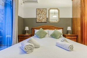 Desk, iron/ironing board, travel cot, WiFi