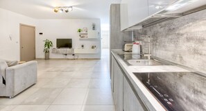 Kühlschrank, Mikrowelle, Ofen, Herdplatte