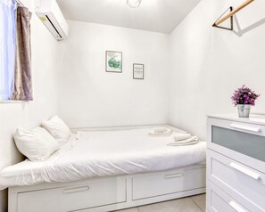 2 habitaciones, escritorio y tabla de planchar con plancha