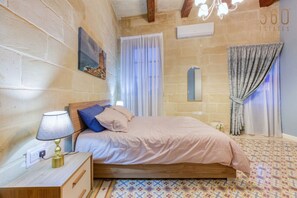 4 Schlafzimmer, Schreibtisch, Bügeleisen/Bügelbrett, Reisekinderbett