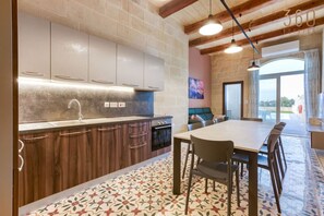 Fridge, oven, stovetop, coffee/tea maker