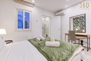 3 chambres, bureau, fer et planche à repasser, lit de bébé portatif