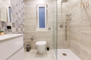 Haartrockner, HandtĂŒcher, Seife, Toilettenpapier