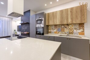 Réfrigérateur, four à micro-ondes, un four, surface de cuisson