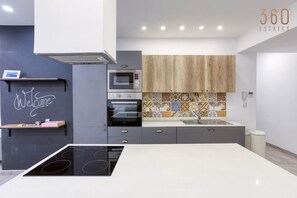 Køleskab, mikrobølgeovn, ovn, kogeplade