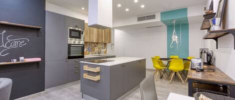 Refrigerador, microondas, horno y parrilla de estufa