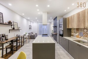 冷蔵庫、電子レンジ、オーブン、コンロ