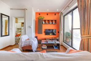 Työpöytä, silitysrauta/-lauta, vauvan matkasänky, Wi-Fi