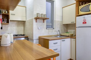 ثلاجة، ميكروويف، فرن، موقد طهي مسطح