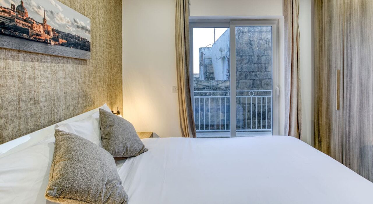 Työpöytä, silitysrauta/-lauta, vauvan matkasänky, Wi-Fi