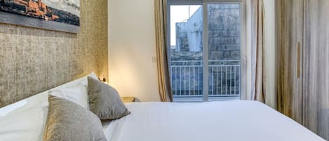 3 bedrooms, desk, iron/ironing board, travel crib