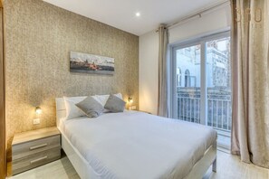Schreibtisch, Bügeleisen/Bügelbrett, Reisekinderbett, WLAN