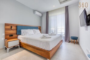 Een bureau, een strijkplank/strijkijzer, reisbedje, wifi