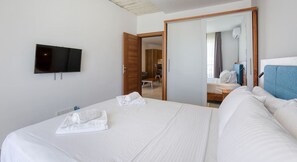 办公桌、熨斗/熨衣板、旅行婴儿床、WiFi