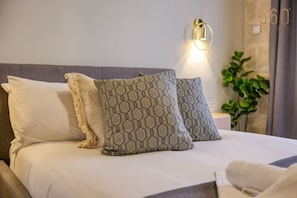 3 bedrooms, desk, iron/ironing board, travel crib - Stunning 3BR Townhouse with Private Rooftop Access (Raħal Ġdid)