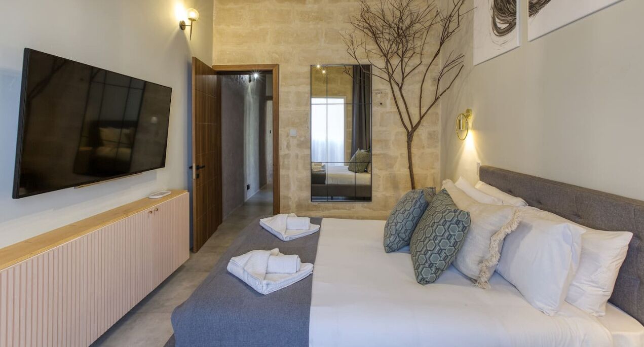 2 bedrooms, desk, iron/ironing board, travel cot