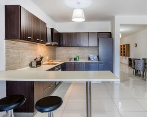 Køleskab, mikrobølgeovn, ovn, kogeplade