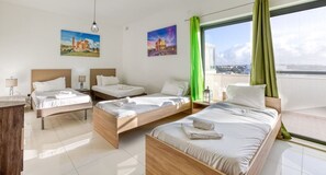 2 habitaciones, escritorio y tabla de planchar con plancha