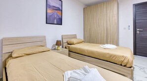 3 Schlafzimmer, Schreibtisch, Bügeleisen/Bügelbrett, Reisekinderbett