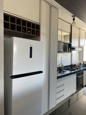 Fridge, microwave, oven, stovetop - Apartamento na Região Central (Várzea Grande)