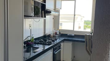 Een koelkast, een magnetron, een oven, een kookplaat