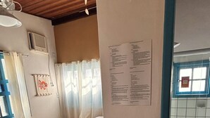 Ein Schlafzimmer mit einem Bett, ein Badezimmer mit Toilette und ein Fenster.