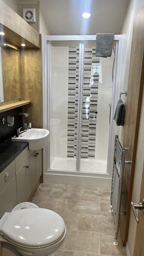Bathroom - Dog Friendly Lodge With hot Tub, Quiet Location (Preston)