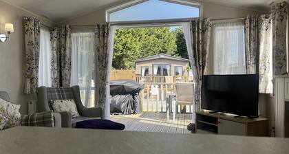Dog Friendly Lodge With hot Tub, Quiet Location