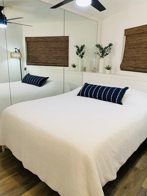 1 bedroom, desk, iron/ironing board, WiFi - THE SURF VILLA, OCEAN VIEWS, IDEAL COUPLES RETREAT! (Hilton Head Island)