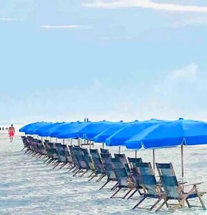 Na praia, espreguiçadeiras 