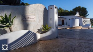 Un edificio blanco con un letrero que dice "Le Minaret" y el número "37" en la pared.